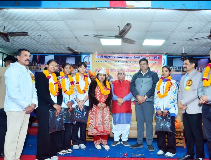 स्वर्ण पदक विजेता टीम,ऑफिशियल, द्रोणाचार्य के रूप में राष्ट्रीय प्रशिक्षक का मंत्री संजय शर्मा द्वारा चांदी का मुकुट पहनाकर किया सम्मान