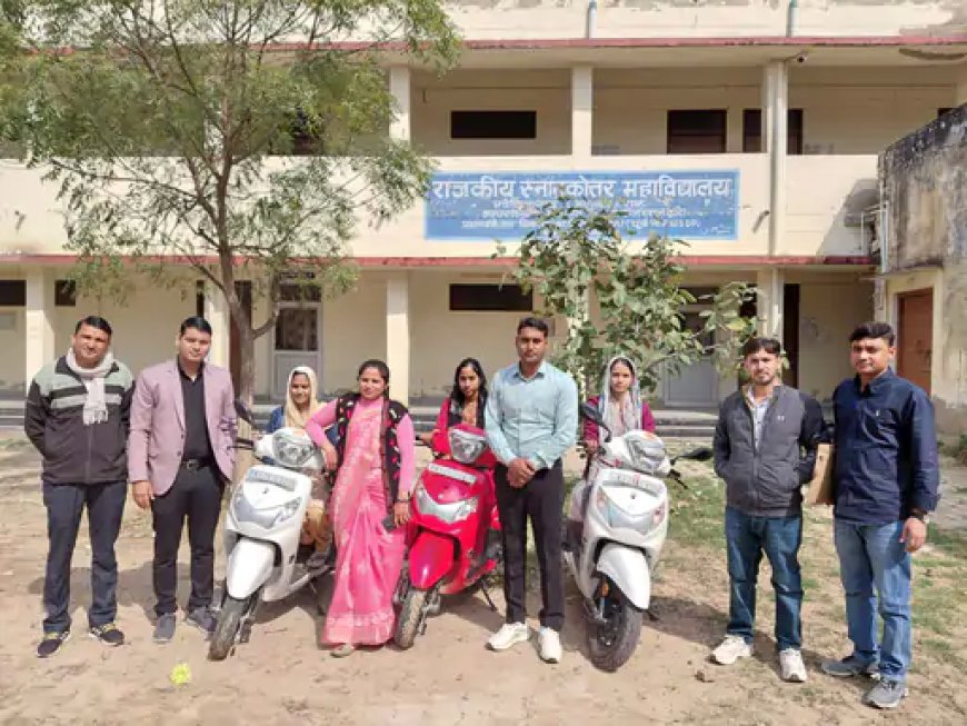 अलवर के गोविंदगढ़ में स्कूली छात्राओं को बांटी स्कूटी: 3 छात्राओं को मिला लाभ, ट्रैफिक नियमों की जानकारी दी