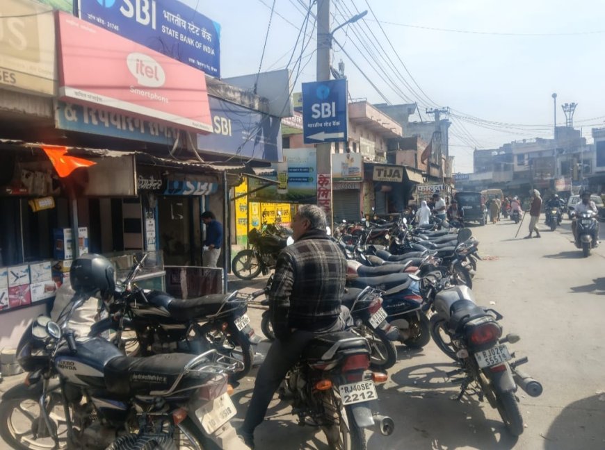 अनदेखी : सड़कों पर अतिक्रमण के चलते पैदल चलना बना चुनौती, 'अतिक्रमण' वाली सड़केंः फुटपाथ गायब, बैंक के बाहर भी अवैध पार्किंग