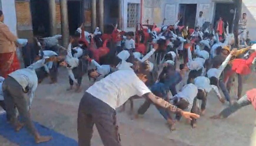 मातृ-पितृ पूजन दिवस पर कराया योग;  विद्यालय के छात्र छात्राओं ने पत्र लेखन के माध्यम से मतदाताओं को दिया संदेश