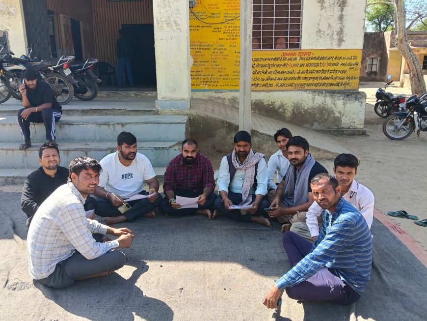 ग्राम पंचायत संमूची के अटल सेवा केंद्र पर मिटिंग कर ग्रामवासियों ने किया विरोध