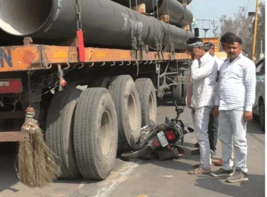 ट्रेलर ने बाइक को रौंदा: बुजुर्ग और बच्ची बाल-बाल बचे; घना चौराहे पर हुआ हादसा