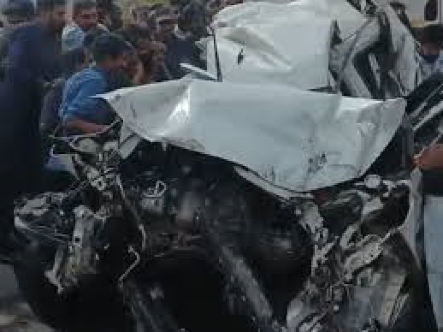 2 वाहनों के बीच फंसी कार,5 लोग घायल: बोनट और पूरी बॉडी पिचकी, आधे घंटे तक ट्रैफिक जाम रहा