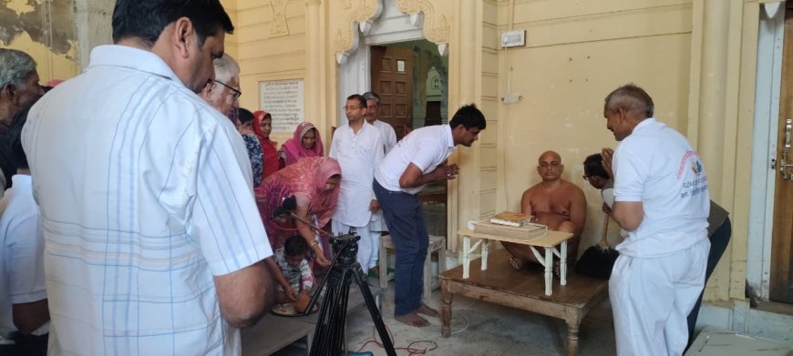 कठूमर से मुनि संघ का खेरली के लिए पैदल विहार