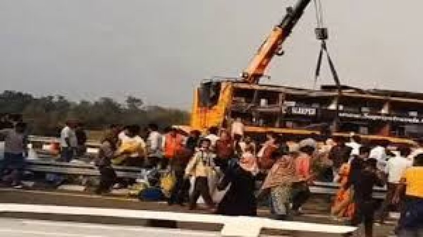 पूर्वांचल एक्सप्रेस-वे पर भीषण सड़क हादसा, अनियंत्रित होकर पलटी डबल डेकर बस; 5 की मौत, 45 घायल