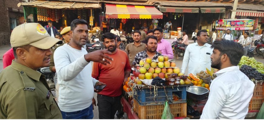 सड़क पर कचरा फैलाने वालों के नगर पालिका द्वारा काटे चालान