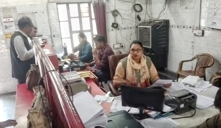 अधिवक्ताओं को बड़ी राहत: कचहरी उप डाकघर में लगा स्पीड पोस्ट का अतिरिक्त लगाया काउंटर