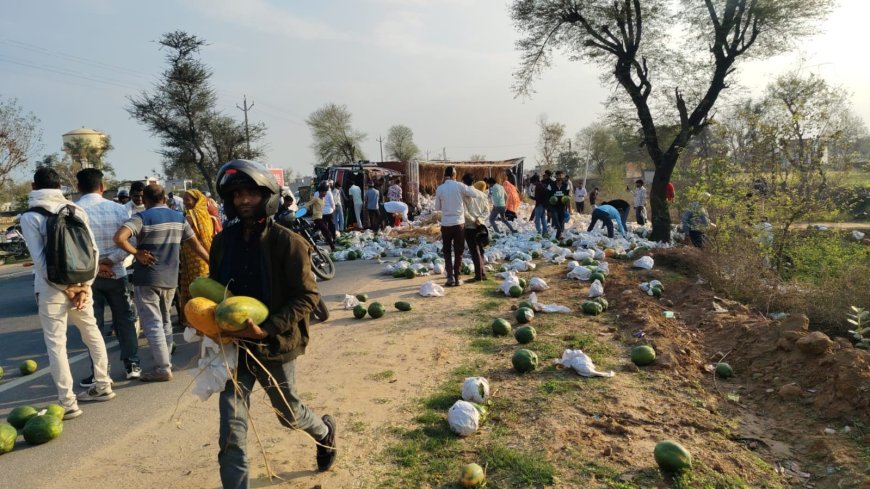 पपीता से भरा ट्रक स्टेट हाईवे 25 पर पलटा लोगों ने मचाई लूट