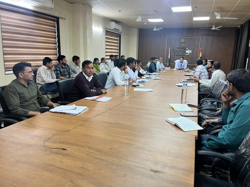 राजस्व विभाग के अधिकारियों की मासिक बैठक का हुआ आयोजन