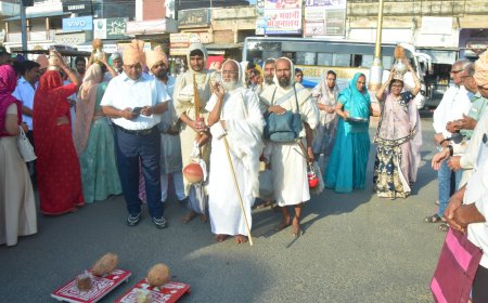 14 साल बाद जन्म भूमि तखतगढ़ में आए आचार्य  रश्मिरत्न सूरीश्वर;  जैन धर्म में संतों के आगमन पर भव्य सामैया फागण फेरी यात्रा निकाली