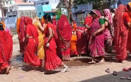 होली की पूजा अर्चना कर भक्त प्रहलाद की कहानी सुनकर परिवार के मंगलमय रहने की कामना की