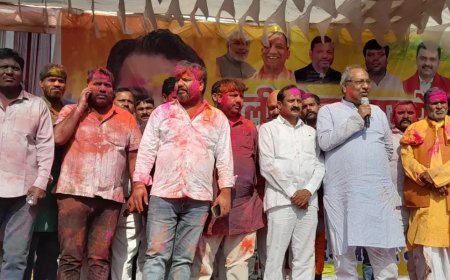 विधायक सरवन निषाद के आवास पर कैबिनेट मंत्री डॉ. संजय निषाद ने खेली सद्भाव की होली