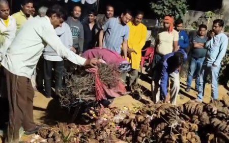 सुख-समृद्धि की कामना के साथ महिलाओं ने किया होली पूजन व  रात 1:30 बजे दहन व कीर्तन सत्संग का आयोजन