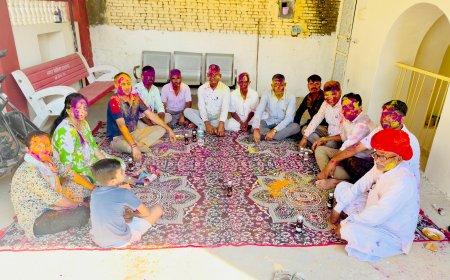 उप तहसील कार्यालय स्टाफ व नगरवासियों ने खेली होली