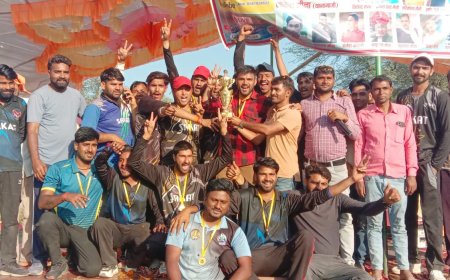 किक्रेट प्रतियोगिता का फाइनल मुकाबला सकट टीम ने तीन विकेट से जीता,विजेता व उपविजेता टीमों को ट्राफी व नगद राशि भेंट कर किया समानित