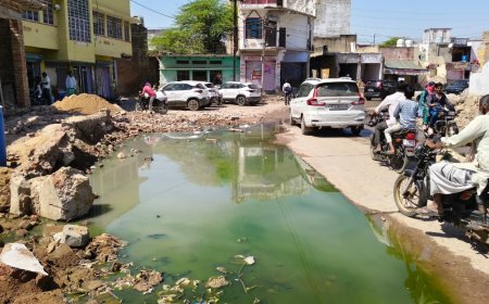 लक्ष्मणगढ़ में अतिक्रमण हटाने के बाद मलबा नहीं हटा:डेढ़ माह से नालियां जाम, लोग परेशान, हादसे का डर