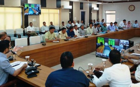 साप्ताहिक समीक्षा बैठक आयोजित;  जनसमस्याओं एवं मूलभूत सुविधाओं के प्रकरणों का समय पर करें निस्तारण-जिला कलक्टर