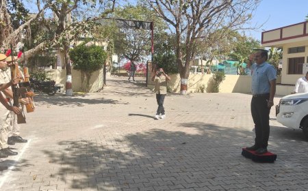 उन्हेल थाना पहुँचे कलेक्टर, हिस्ट्रीशीटरों की सूची दीवार पर चस्पा करने और लंबित प्रकरणों के त्वरित निस्तारण के आदेश