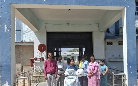 अग्रसेन महिला महाविद्यालय खेरली की छात्रा को स्कूटी का सम्मान