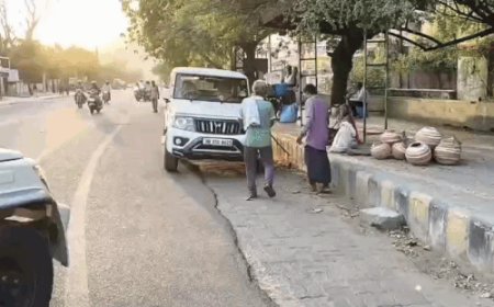दुकान का ताला दिनदहाड़े तोड़ रहे चोर को पकड़ा:पड़ोसियों ने दी मालिक को सूचना, पुलिस ने हिरासत में लिया