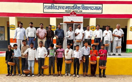 गारू स्कूल में बेजुबान पक्षियों के लिए बांधे परीड़े