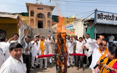 रसोई गैस कीमतों में बढ़ोतरी के विरोध में कांग्रेस का प्रदर्शन, पीएम का पुतला फूंका; केंद्र सरकार की गलत नीतियों के कारण देश में बढ़ रही है महंगाई-  सिंह