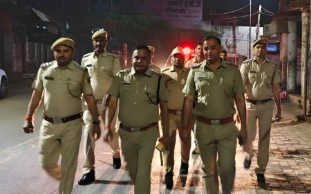 डीग शहर में पुलिस ने फ्लैग मार्च निकालकर लोगों को दिया सुरक्षा का संदेश