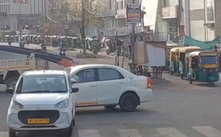 राजस्थान-गैस सप्लाई प्रभावित, LPG स्टेशन पर ऑटो की लाइनें:ड्राइवर बोले-सड़क पर ही सो रहे हैं, फिर पूरी गैस नहीं मिल रही