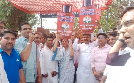 गैस की किल्लत पर कांग्रेस का प्रदर्शन: कार्यकर्ताओं ने पीएम का फूंका पुतला, टीकाराम जूली ने केंद्र सरकार को घेरा