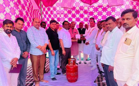 कठूमर में कांग्रेस कार्यकर्ताओं का जोरदार विरोध प्रदर्शन,  गैस सिलेंडर को मंच पर रख जताया विरोध, राष्ट्रपति के नाम सौंपा ज्ञापन