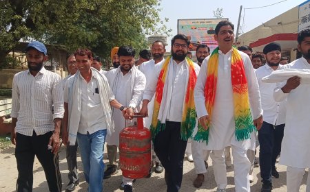 रामगढ़ में गैस सिलेंडर की बढ़ती कीमतों कालाबाजारी के विरोध में कांग्रेस का धरना व विरोध प्रदर्शन; प्रधानमंत्री नरेंद्र मोदी का पुतला फूँक कर की जमकर नारेबाजी