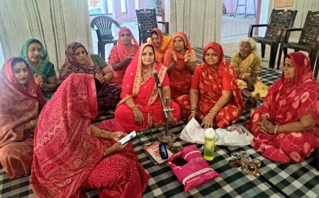 विश्वकर्मा मंदिर में महिलाओं ने भजनों की धुनों पर मनाया फागोत्सव