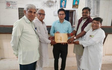 प्रशिक्षु आईएएस भानू शर्मा को विद्या भारती परिचय बुक प्रदान