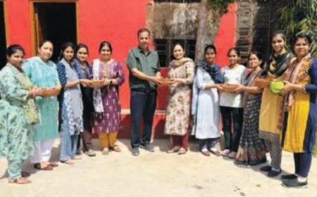 इंदिरा हैप्पी स्कूल में पक्षियों के लिए परिंद लगाए