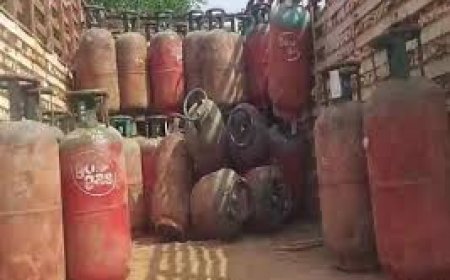 मुखबिर की सूचना पर रसद विभाग ने की कार्रवाई, रामगढ़ के धनखेड़ा में 150 गैस सिलेंडर जब्त, मिला सिलेंडरों का स्टॉक