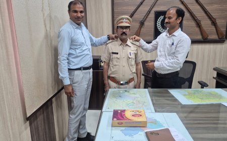 पदोन्नति पर राजेश कुमार शर्मा का सम्मान, अधिकारियों ने स्टार लगाकर दी शुभकामनाएं