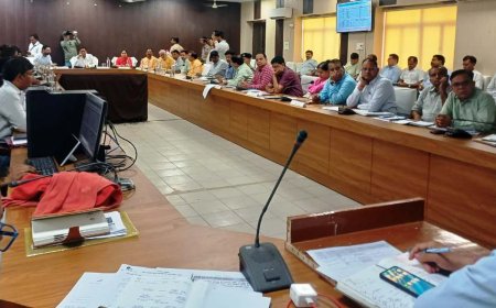 जिला प्रभारी मंत्री ने ली निर्माण कार्यों व मूलभूत सुविधाओं की समीक्षा बैठक