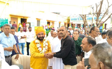 समाजसेवी एडवोकेट राकेश यादव ने अपनी मां की याद में विद्यालय में करवाया कक्षा कक्ष व बरामदे का निर्माण