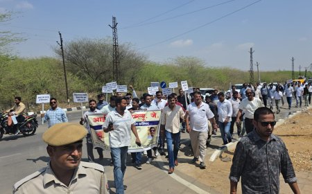 जैसलमेर में पत्रकारों का महाप्रदर्शन;  कलेक्टर के खिलाफ सड़क पर उतरे प्रदेश भर के पत्रकार, कलेक्टर प्रताप सिंह नाथावत के बर्खास्तगी की उठाई मांग