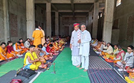 108 कुंडात्मक श्री गोपाल गोपुष्टि महायज्ञ मे मंत्रोच्चार के साथ लग रही है आहुतियां