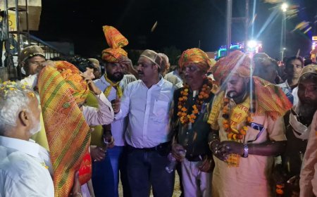 लक्ष्मणगढ़ मे मुस्लिम समुदाय द्वारा की गणगौर माता की सवारी पर पुष्प वर्षा