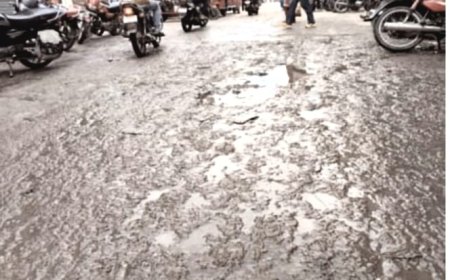 खैरथल में हेमू कालाणी चौक से रेलवे स्टेशन मार्ग बदहाल, आवागमन में परेशानी