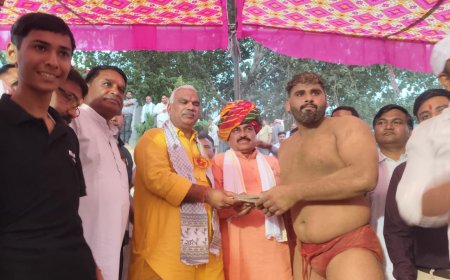 आखिरी कुश्ती की एक लाख रुपये की ईनाम राशि गृहमंत्री जवाहर सिंह मैडम में विधायक रमेश खींची ने सौंपी