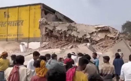 प्रयागराज में पूर्व सपा MLA के कोल्ड स्टोरेज की बिल्डिंग ढही, कई मजदूर दबे, अमोनिया गैस के रिसाव से दहशत