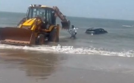 गोवा के वागाटर बीच पर लहरों में फंसी पर्यटकों की कार, जेसीबी से निकाली गई बाहर