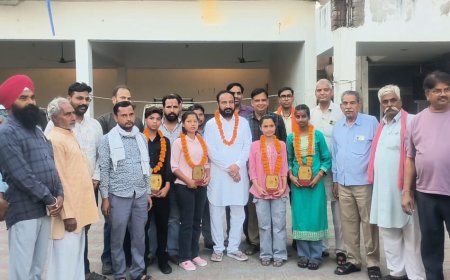 गोविंदगढ़ की कशिश खंडेलवाल ने 10वीं बोर्ड में हासिल किए 99.17 प्रतिशत: छवि के भी 98.83 प्रतिशत मार्क्स,  दिव्यांशी ने लिए 97% नंबर