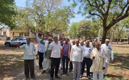 पेशनर्स का हल्ला बोल: वैधता अधिनियम 2025 के विरोध में उपखंड कार्यालय पर प्रदर्शन, ज्ञापन सौंपा