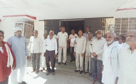 रामगढ़ पेंशनर समाज ने काला दिवस मनाते हुए उपखंड अधिकारी बाबूलाल बैरवा को दिया प्रधानमंत्री के नाम ज्ञापन.