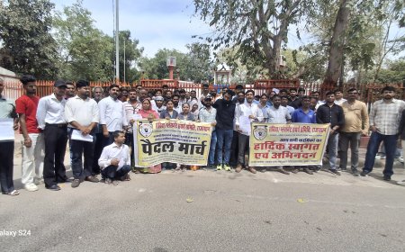 अलवर में संविदा प्लेसमेंट कार्मिकों की आक्रोश रैली: पड़ोसी राज्यों की तर्ज पर वेतन वृद्धि और बोनस अंकों के लिए सड़क पर उतरे कर्मचारी, राष्ट्रपति के नाम सौंपा ज्ञापन