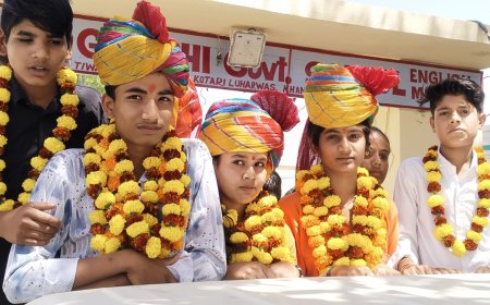 महात्मा गांधी इंग्लिश मीडियम स्कूल तिवाड़ी की ढाणी में सर्वोच्च अंक प्राप्त करने वाले छात्रों की निकाली सम्मान रैली